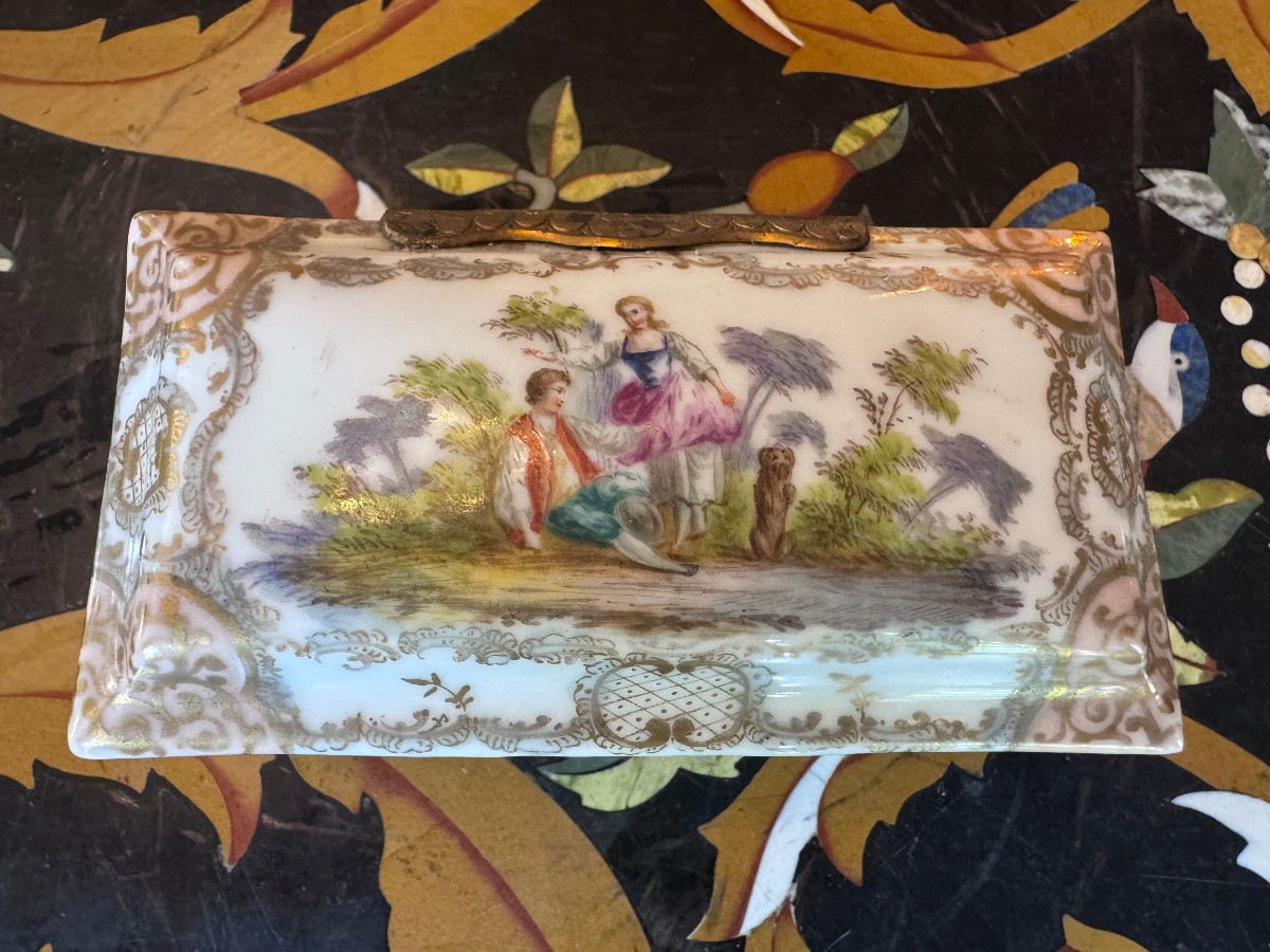 Boîte en porcelaine à décor galant, travail du XIXe siècle dans le goût du XVIIIe -photo-2