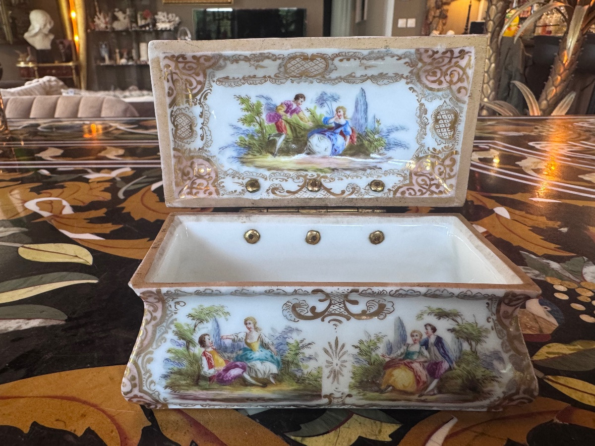 Boîte en porcelaine à décor galant, travail du XIXe siècle dans le goût du XVIIIe -photo-4