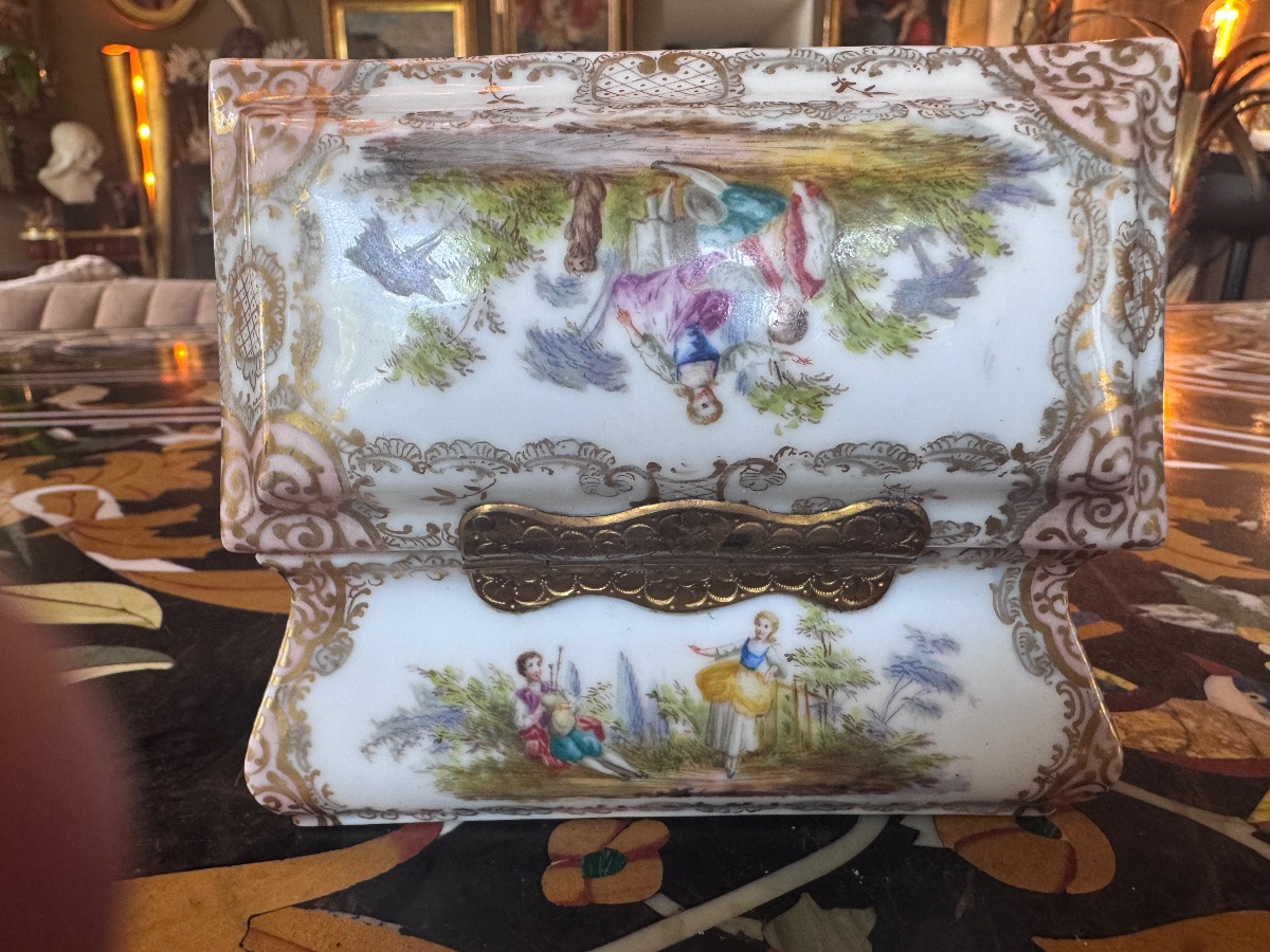 Boîte en porcelaine à décor galant, travail du XIXe siècle dans le goût du XVIIIe -photo-1