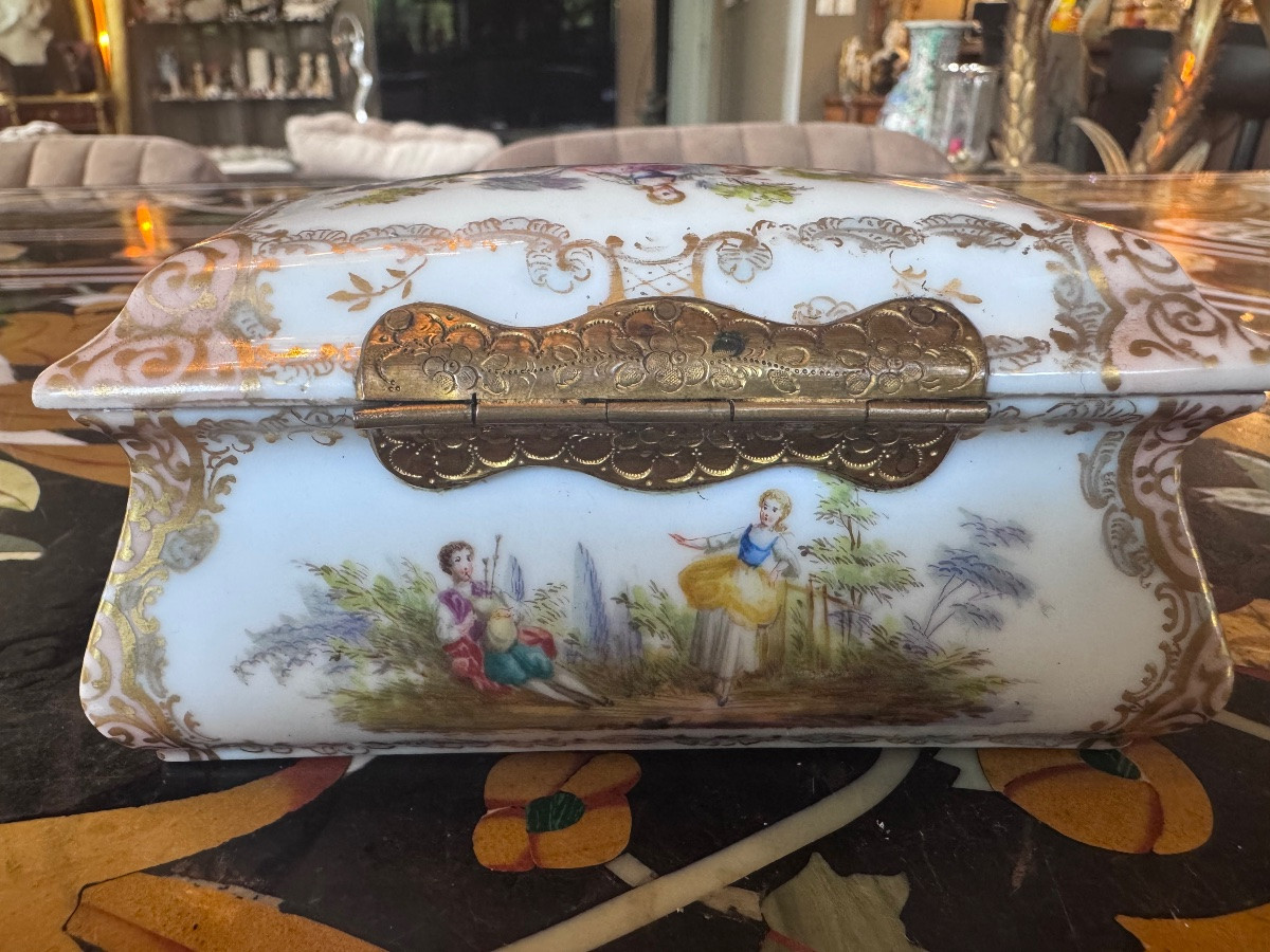 Boîte en porcelaine à décor galant, travail du XIXe siècle dans le goût du XVIIIe -photo-2
