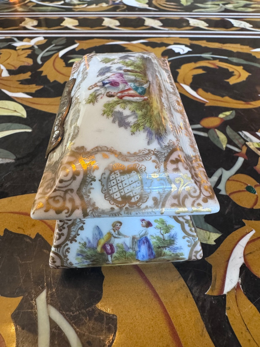 Boîte en porcelaine à décor galant, travail du XIXe siècle dans le goût du XVIIIe -photo-3