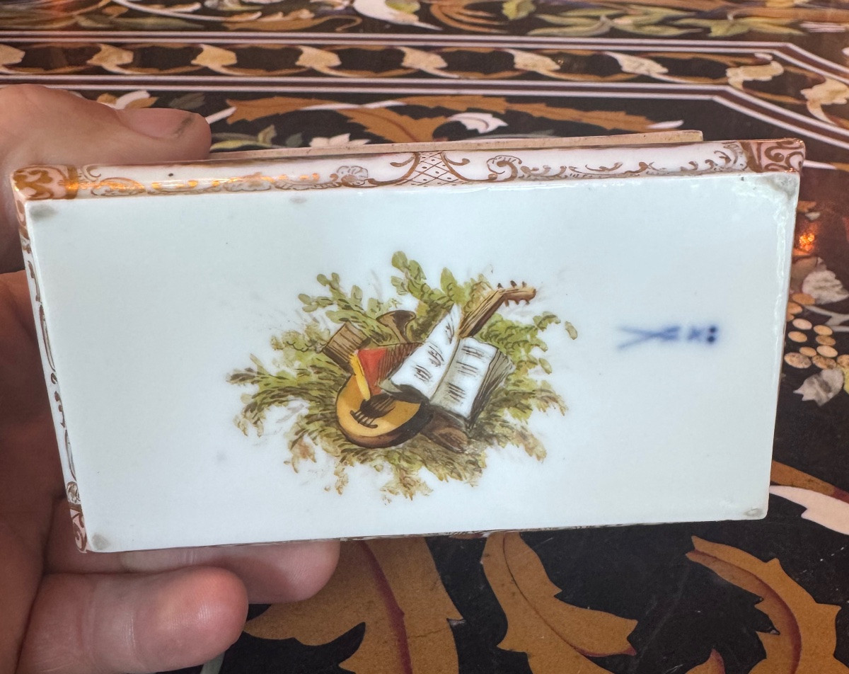 Boîte en porcelaine à décor galant, travail du XIXe siècle dans le goût du XVIIIe -photo-4