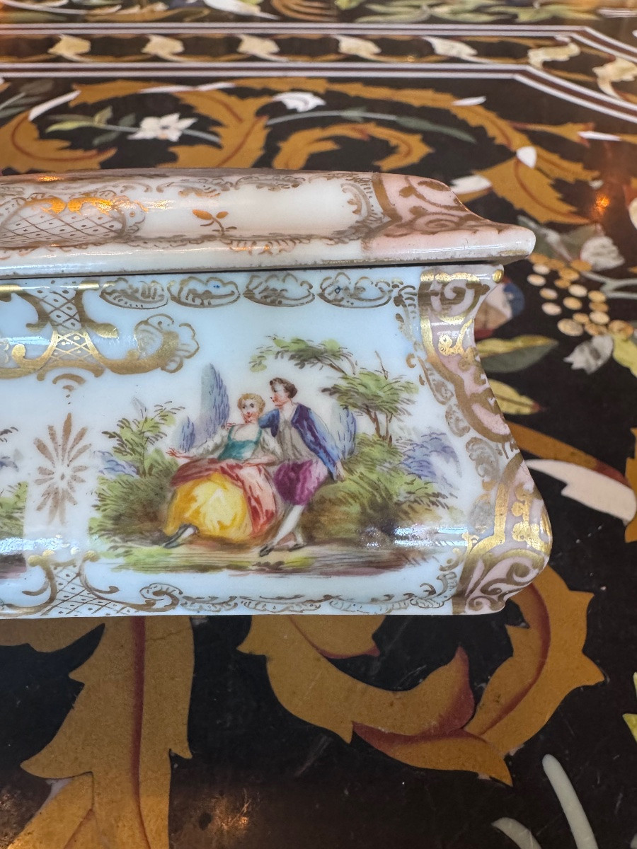 Boîte en porcelaine à décor galant, travail du XIXe siècle dans le goût du XVIIIe -photo-5