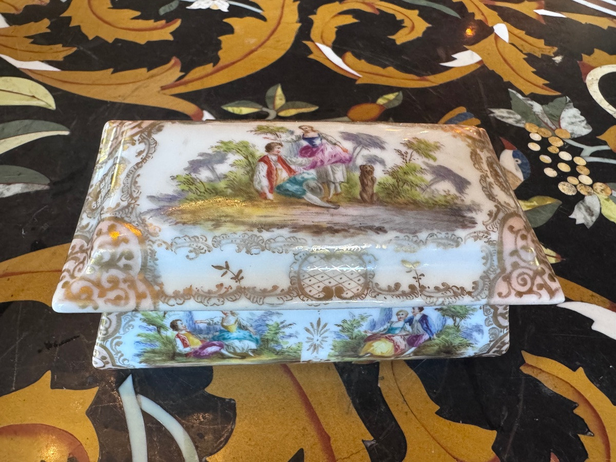 Boîte en porcelaine à décor galant, travail du XIXe siècle dans le goût du XVIIIe -photo-6