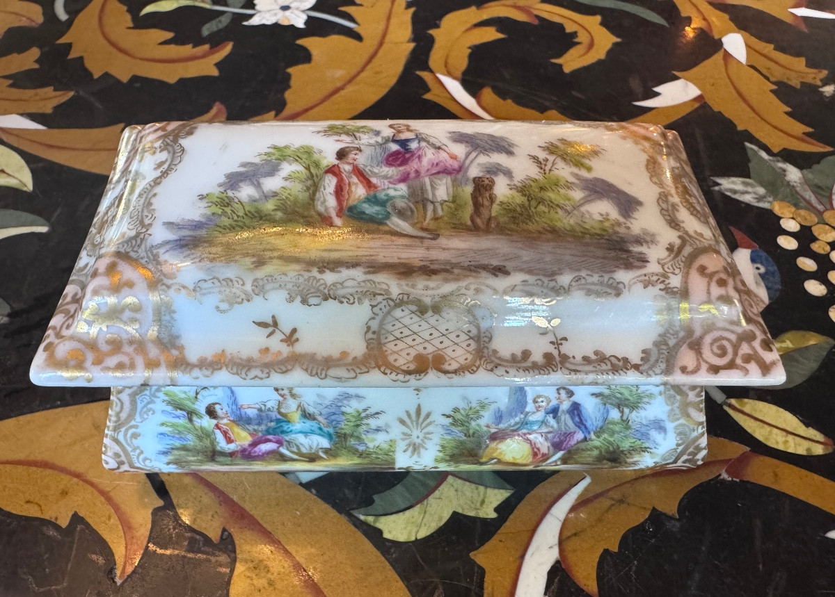 Boîte en porcelaine à décor galant, travail du XIXe siècle dans le goût du XVIIIe 