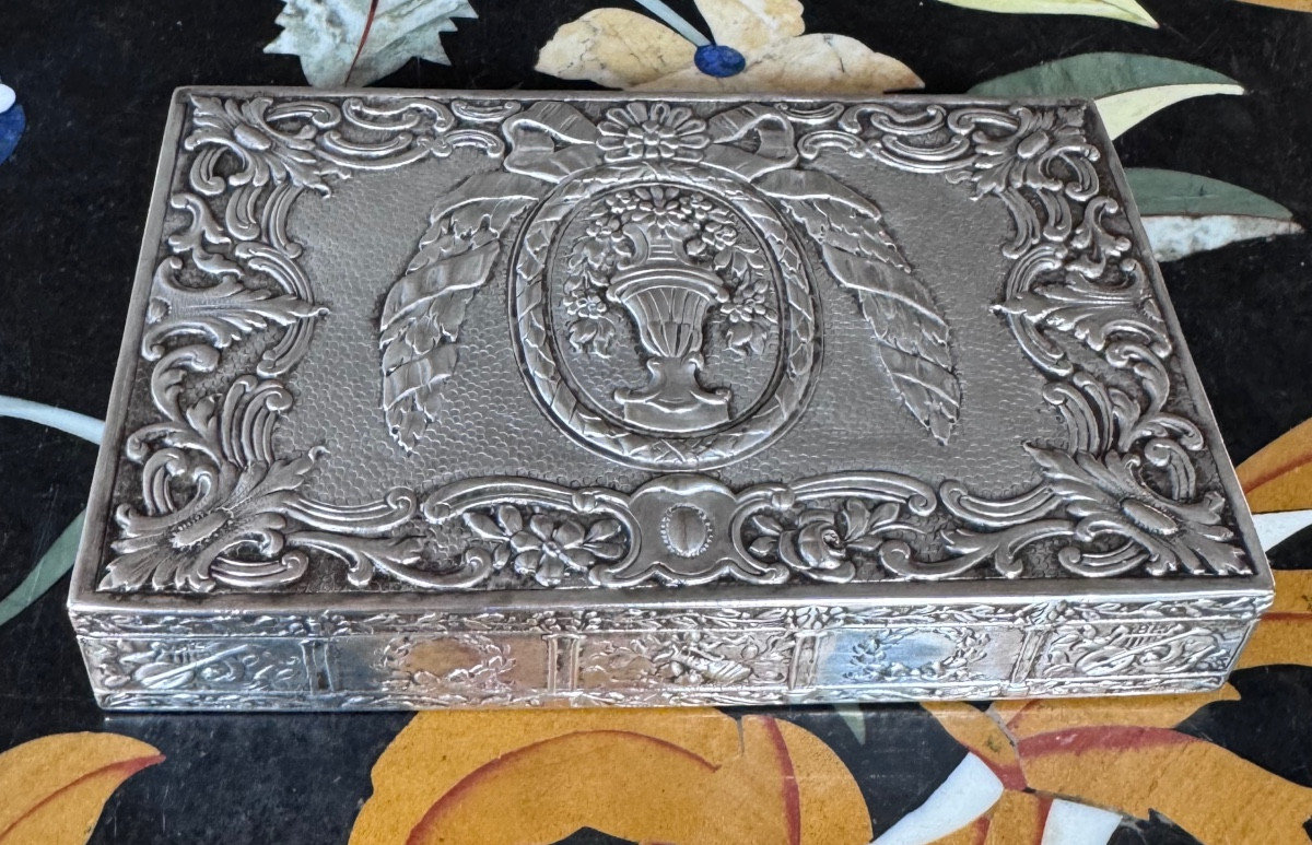 Boîte en argent massif (800 millièmes), de style Louis XVI .