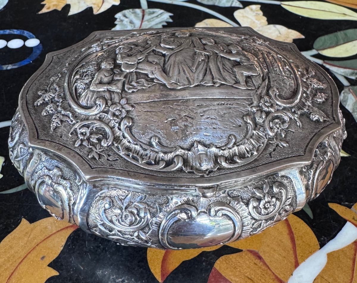 Boîte en argent massif 800, de forme bombée, décor de scène galante – style Louis XV, XIXe -photo-2