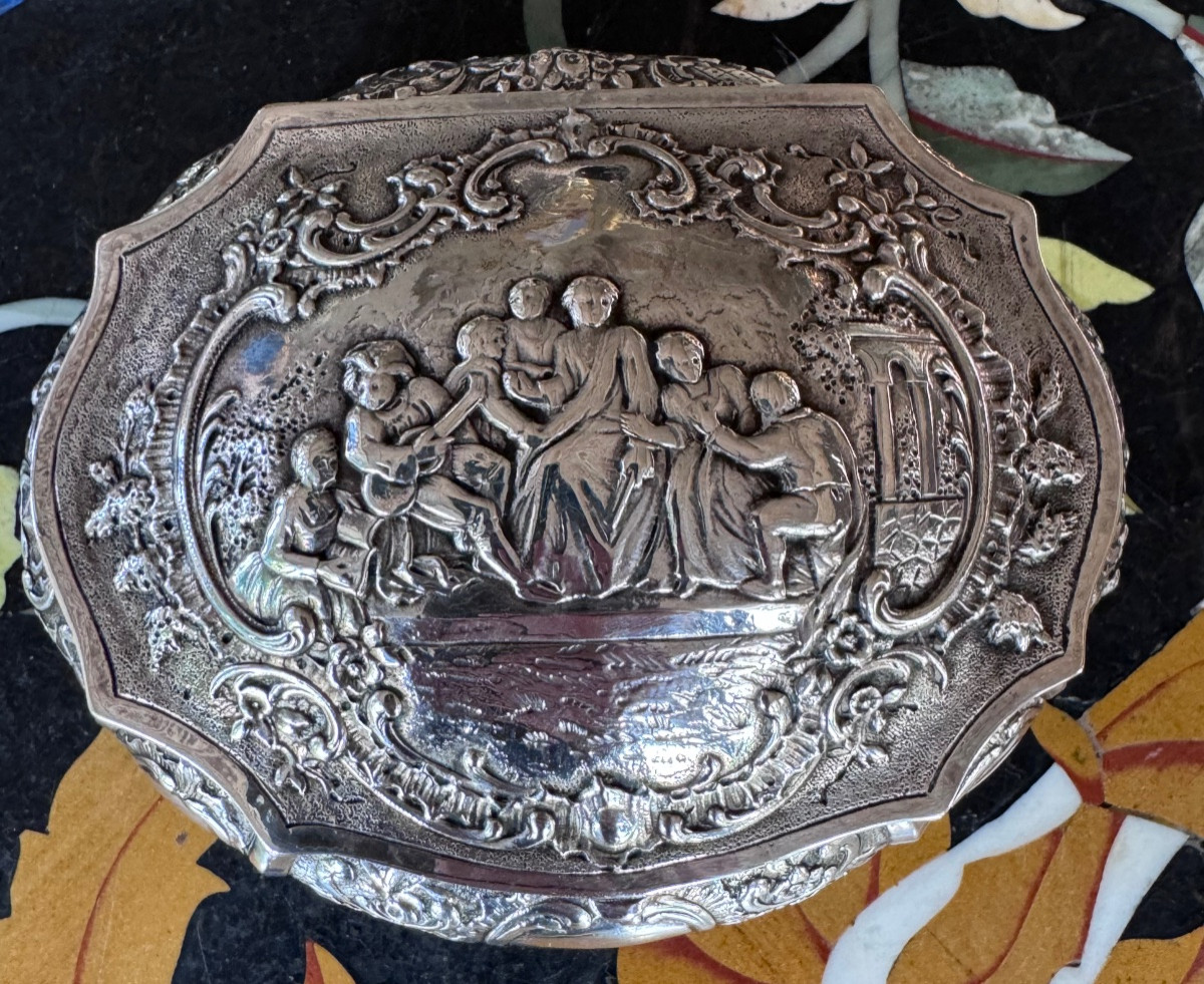 Boîte en argent massif 800, de forme bombée, décor de scène galante – style Louis XV, XIXe -photo-3