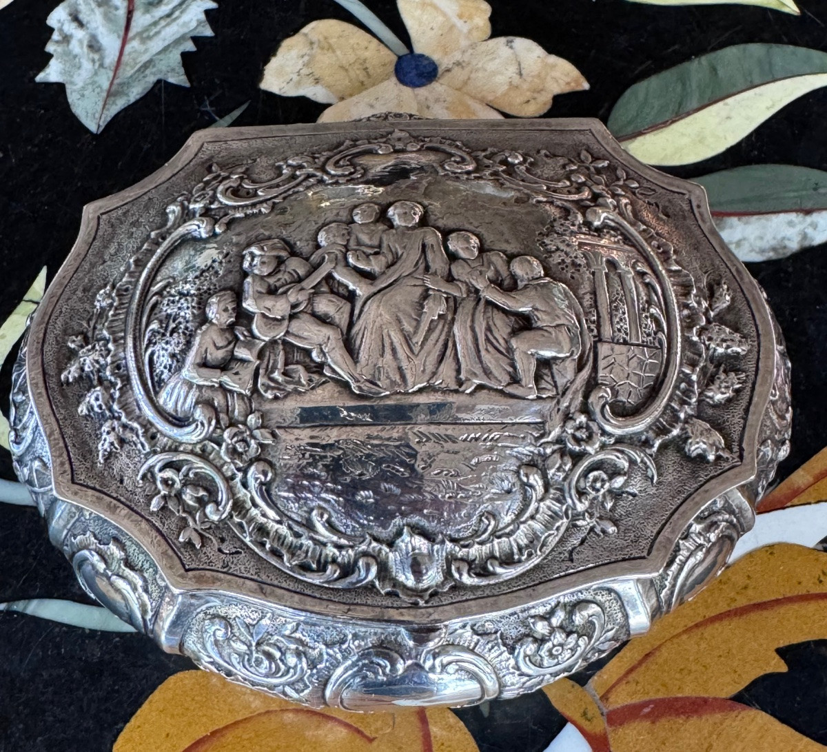Boîte en argent massif 800, de forme bombée, décor de scène galante – style Louis XV, XIXe -photo-2
