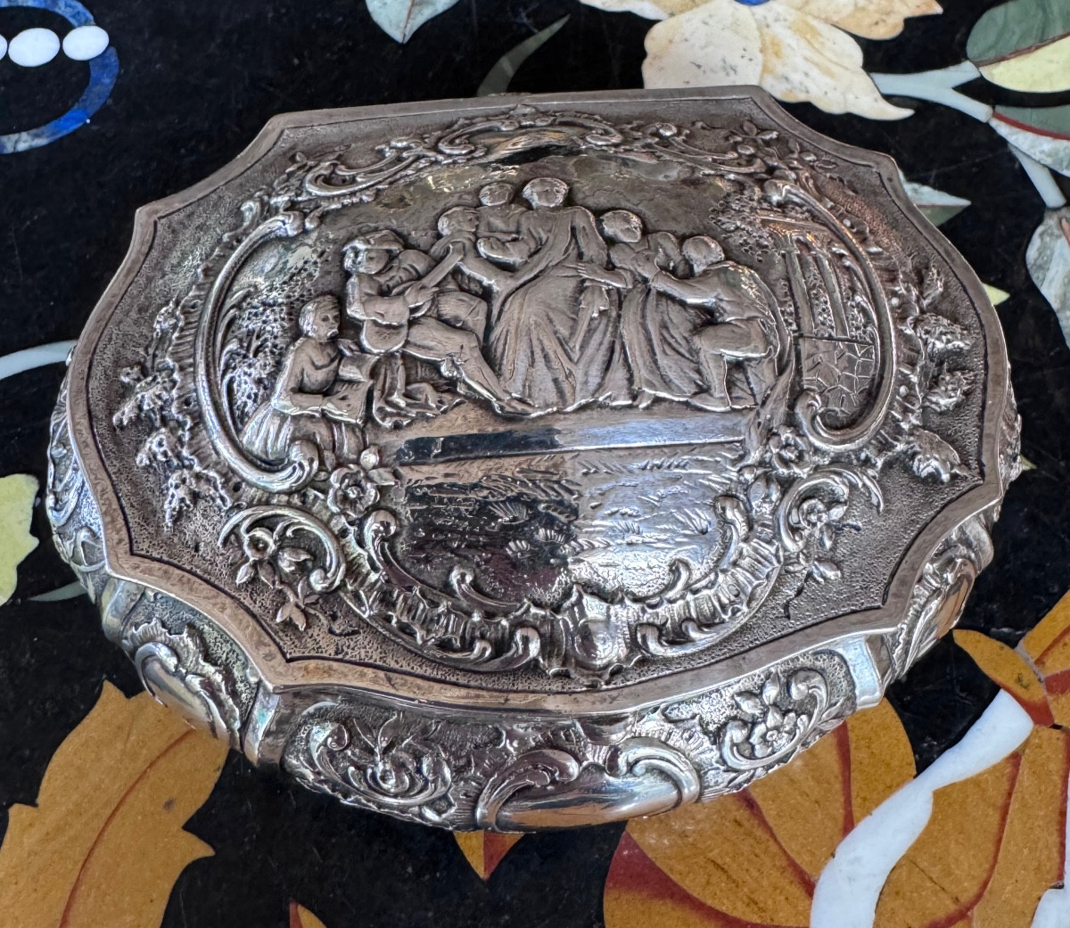 Boîte en argent massif 800, de forme bombée, décor de scène galante – style Louis XV, XIXe 