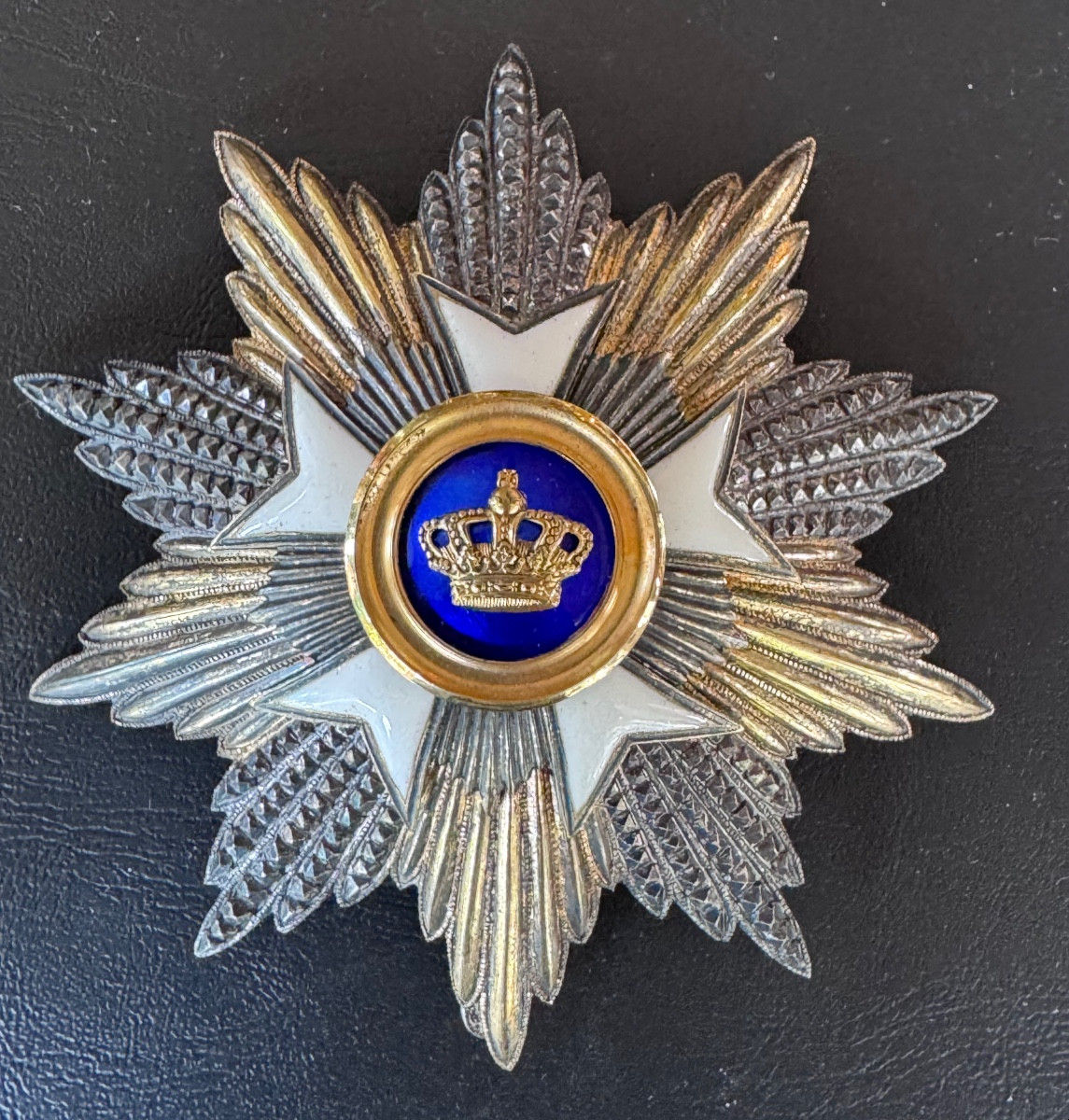 Plaque d’ordre de la Couronne – Belgique  Travail ancien en argent, vermeil et émail Fin XIXe –