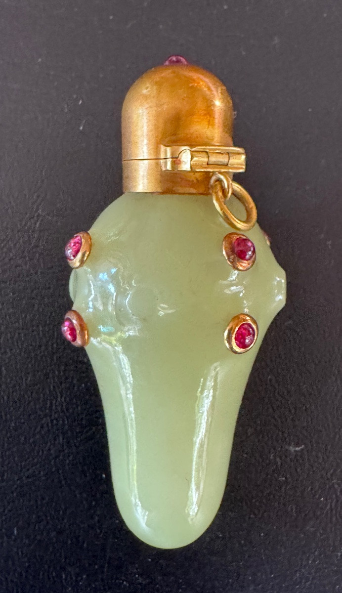 Flacon à parfum en bowénite, monture en or et rubis – fin XIXe siècle.-photo-3
