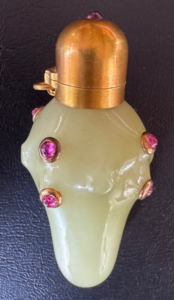 Flacon à parfum en bowénite, monture en or et rubis – fin XIXe siècle.-photo-4