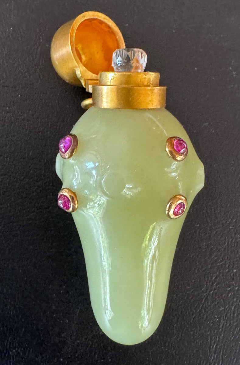 Flacon à parfum en bowénite, monture en or et rubis – fin XIXe siècle.