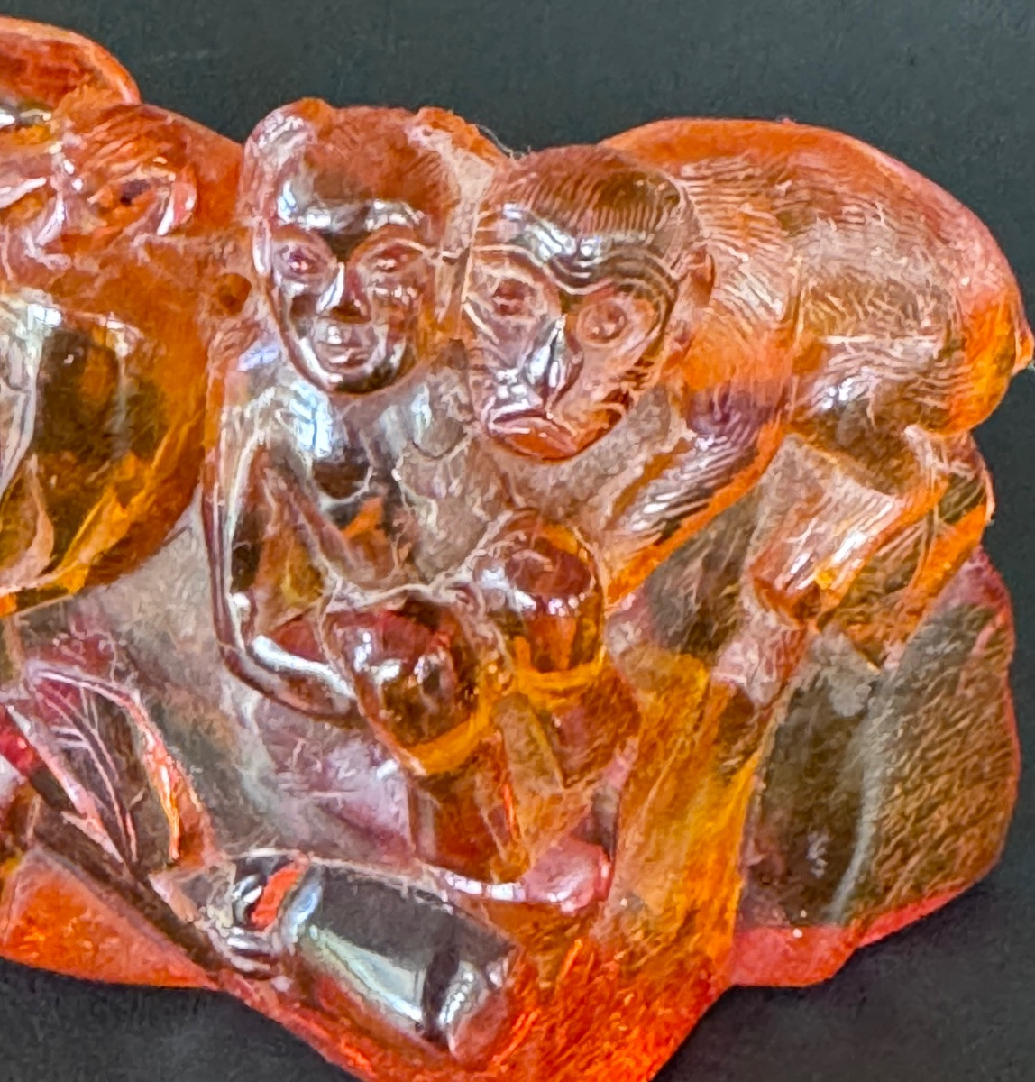 Sujet sculpté en ambre – Personnage chinois et singe, travail asiatique, XIXe siècle.-photo-2