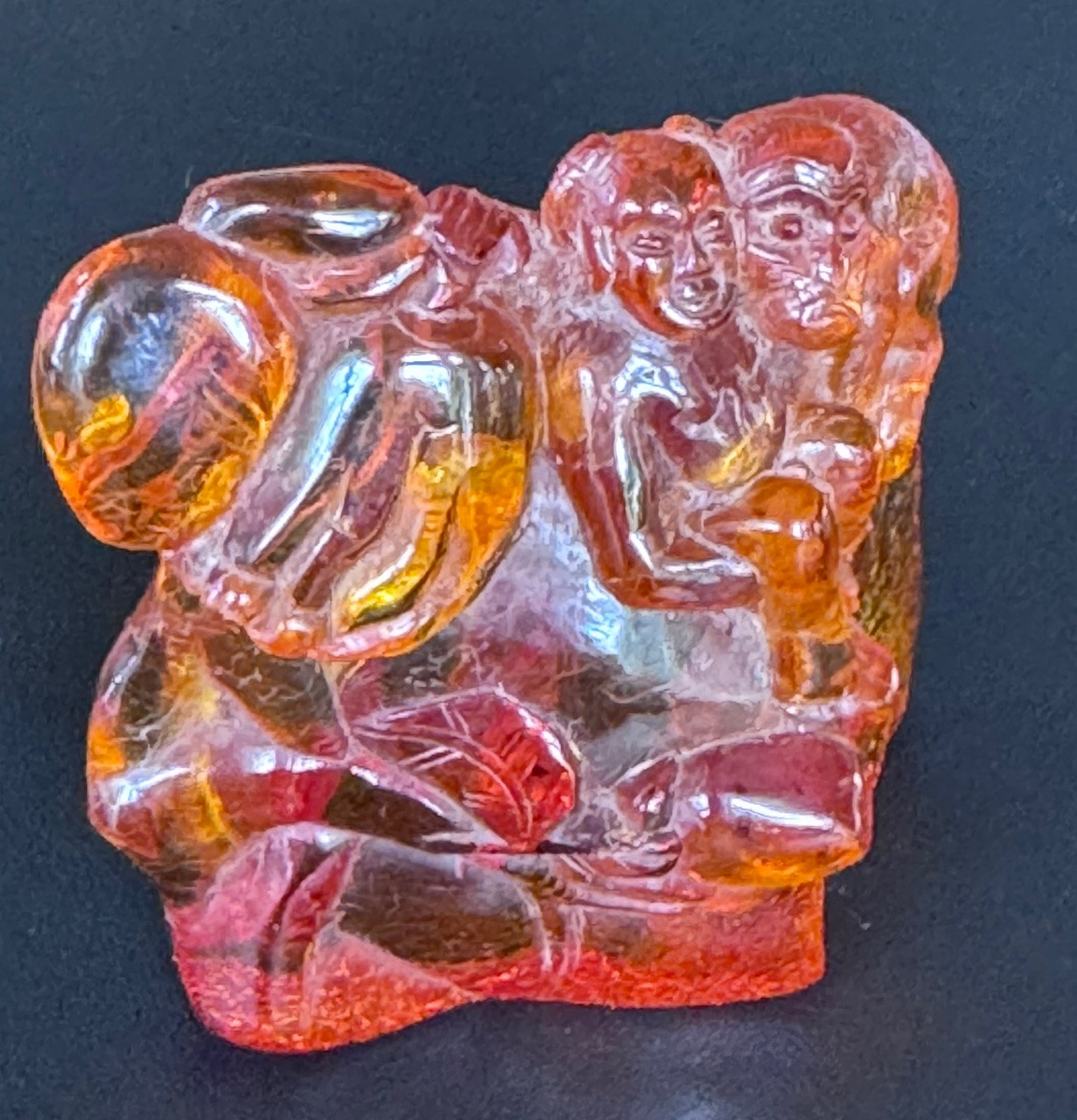 Sujet sculpté en ambre – Personnage chinois et singe, travail asiatique, XIXe siècle.-photo-3