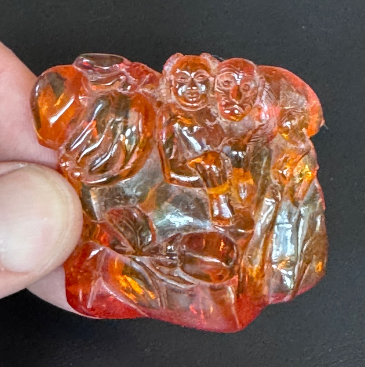 Sujet sculpté en ambre – Personnage chinois et singe, travail asiatique, XIXe siècle.-photo-1