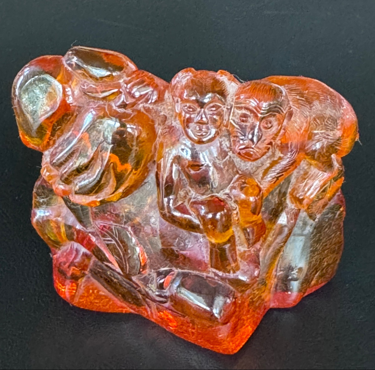 Sujet sculpté en ambre – Personnage chinois et singe, travail asiatique, XIXe siècle.