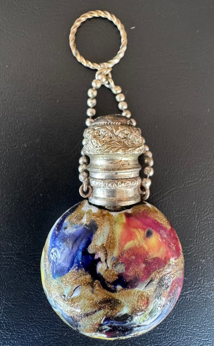Flacon de parfum en verre de Murano à décor de murrine et inclusions métalliques .