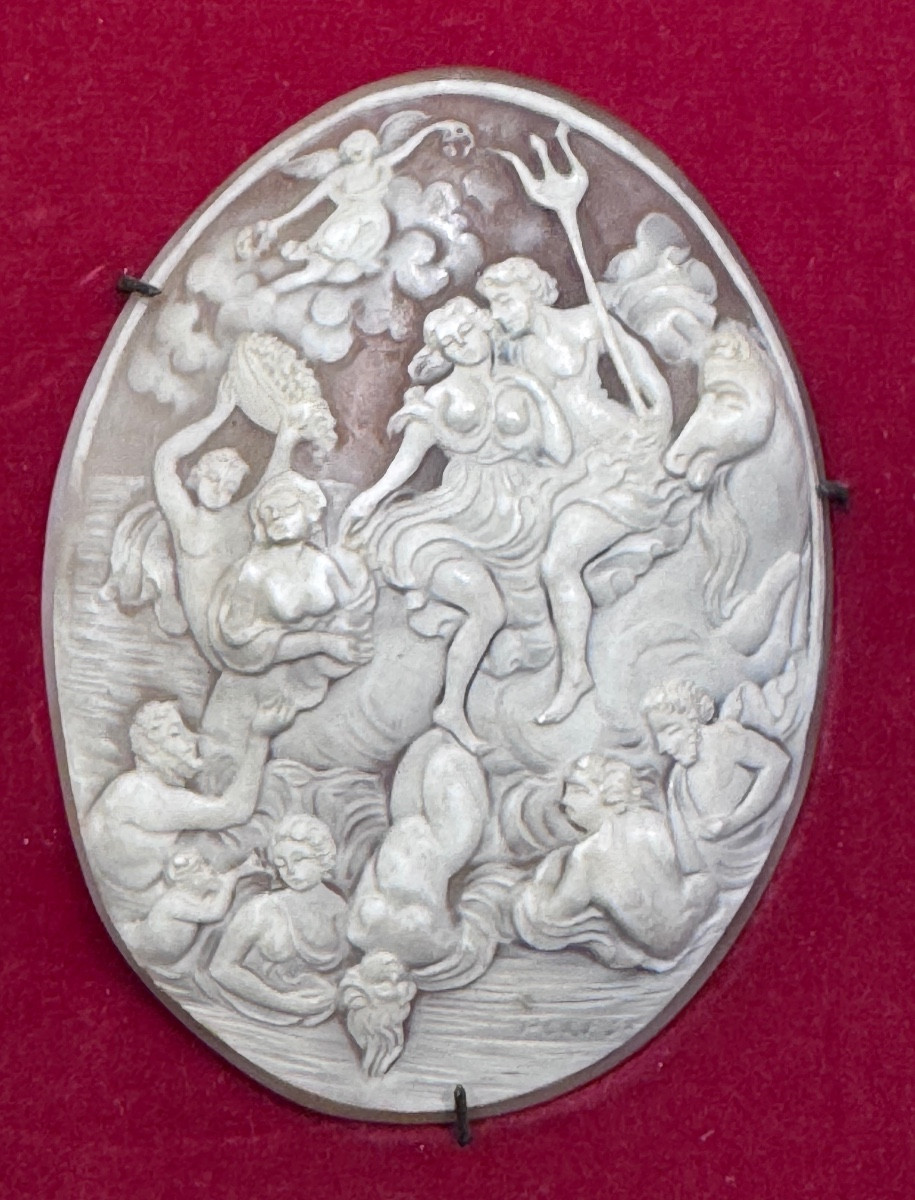 Camée en coquillage sculpté – Neptune et cortège marin – Travail du Grand Tour, XIXe siècle .