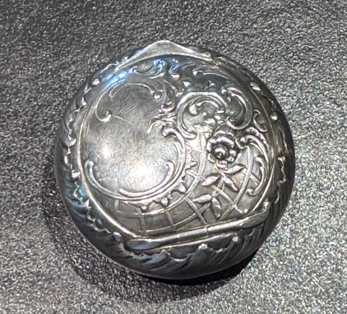 Ensemble de cinq piluliers en argent massif – Poinçon 800 Fin XIXe – Début XXe siècle .-photo-3