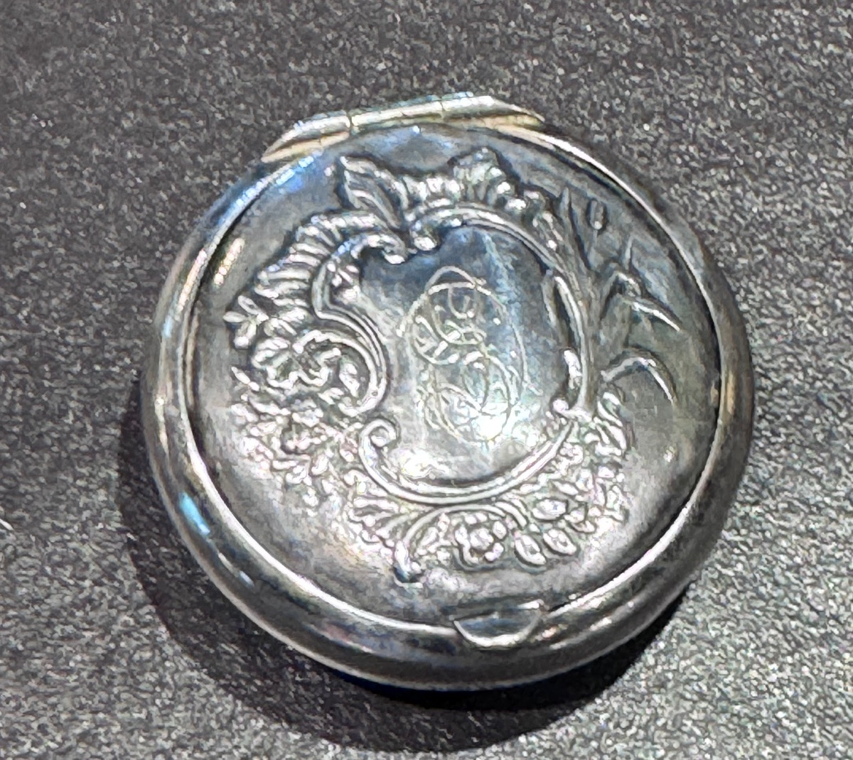 Ensemble de cinq piluliers en argent massif – Poinçon 800 Fin XIXe – Début XXe siècle .-photo-4