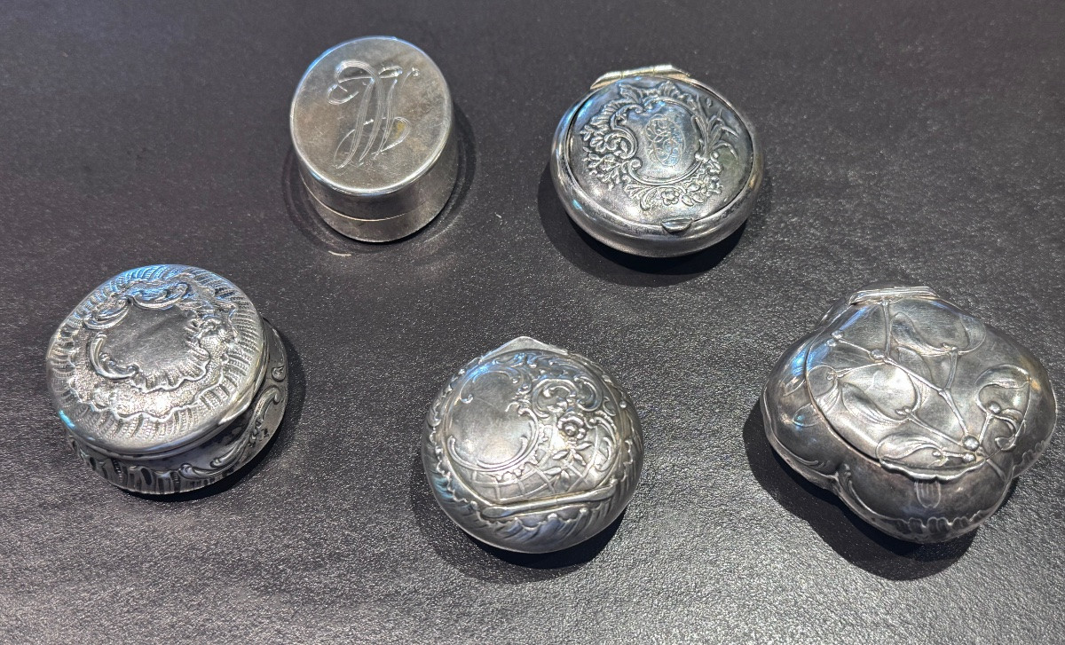 Ensemble de cinq piluliers en argent massif – Poinçon 800 Fin XIXe – Début XXe siècle .-photo-3