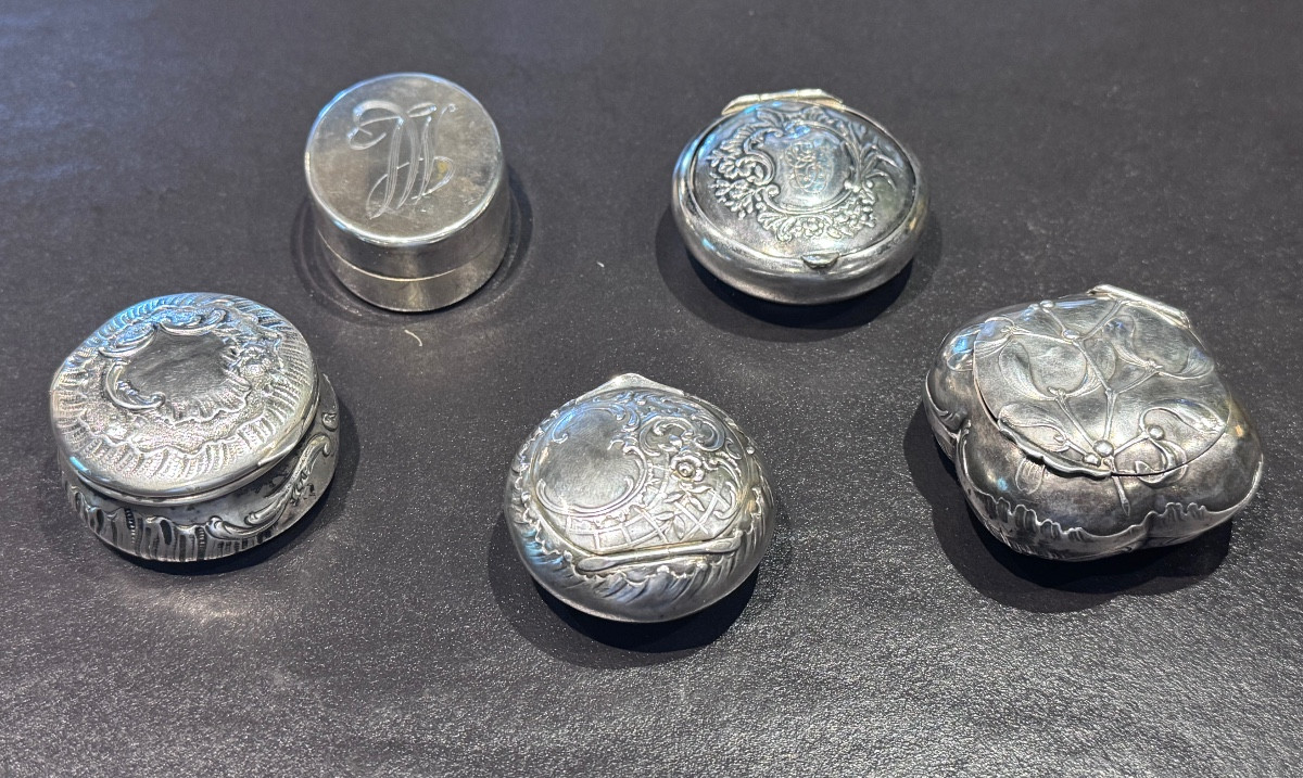 Ensemble de cinq piluliers en argent massif – Poinçon 800 Fin XIXe – Début XXe siècle .
