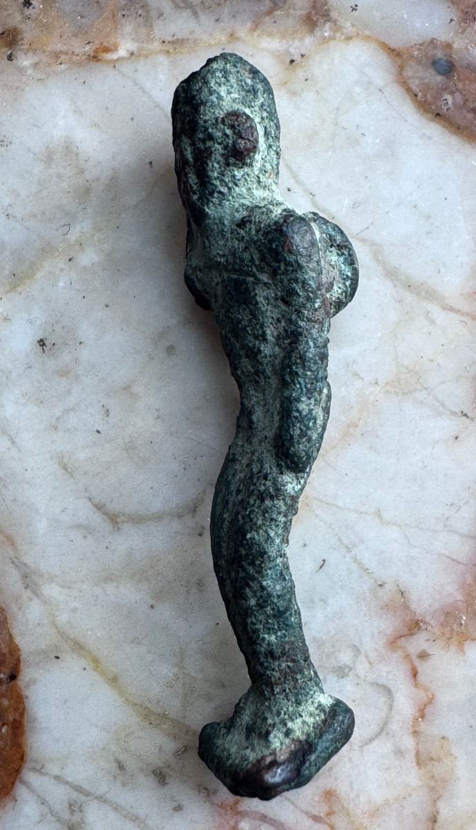 Petite statuette antique en bronze à patine verte Figure féminine stylisée –-photo-2