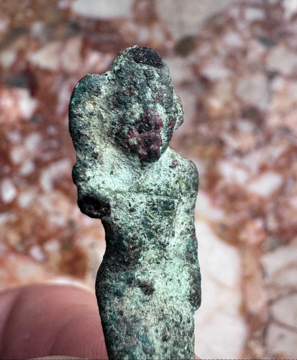 Petite statuette antique en bronze à patine verte Figure féminine stylisée –-photo-1