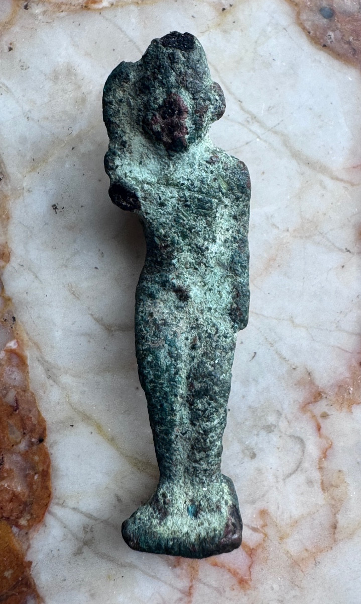 Petite statuette antique en bronze à patine verte Figure féminine stylisée –