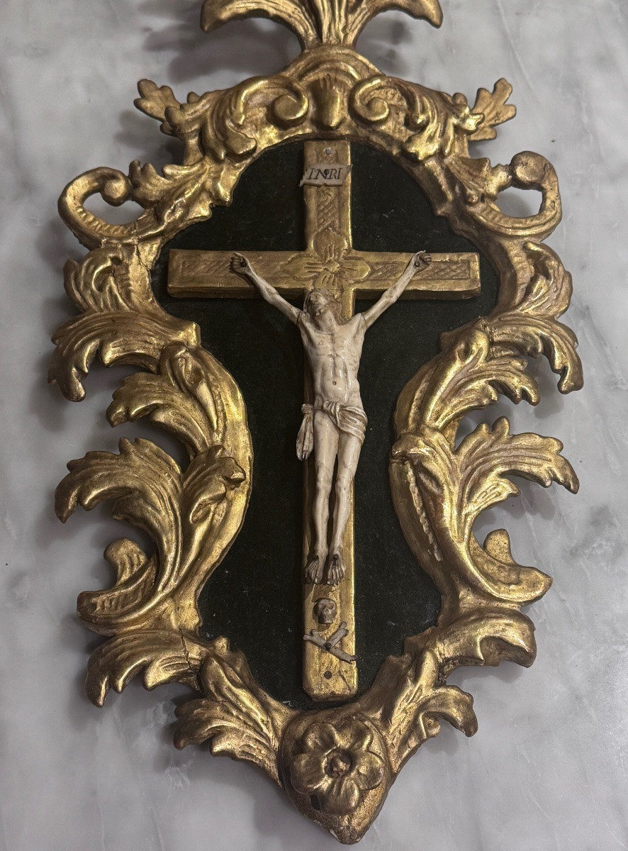 Crucifix d’époque Régence en bois sculpté et doré, Christ en ivoire – Début XVIIIe siècle .-photo-2