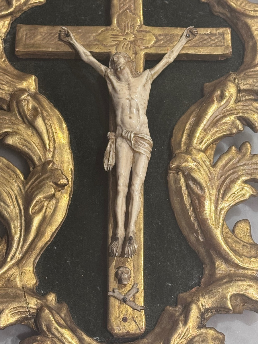 Crucifix d’époque Régence en bois sculpté et doré, Christ en ivoire – Début XVIIIe siècle .-photo-3