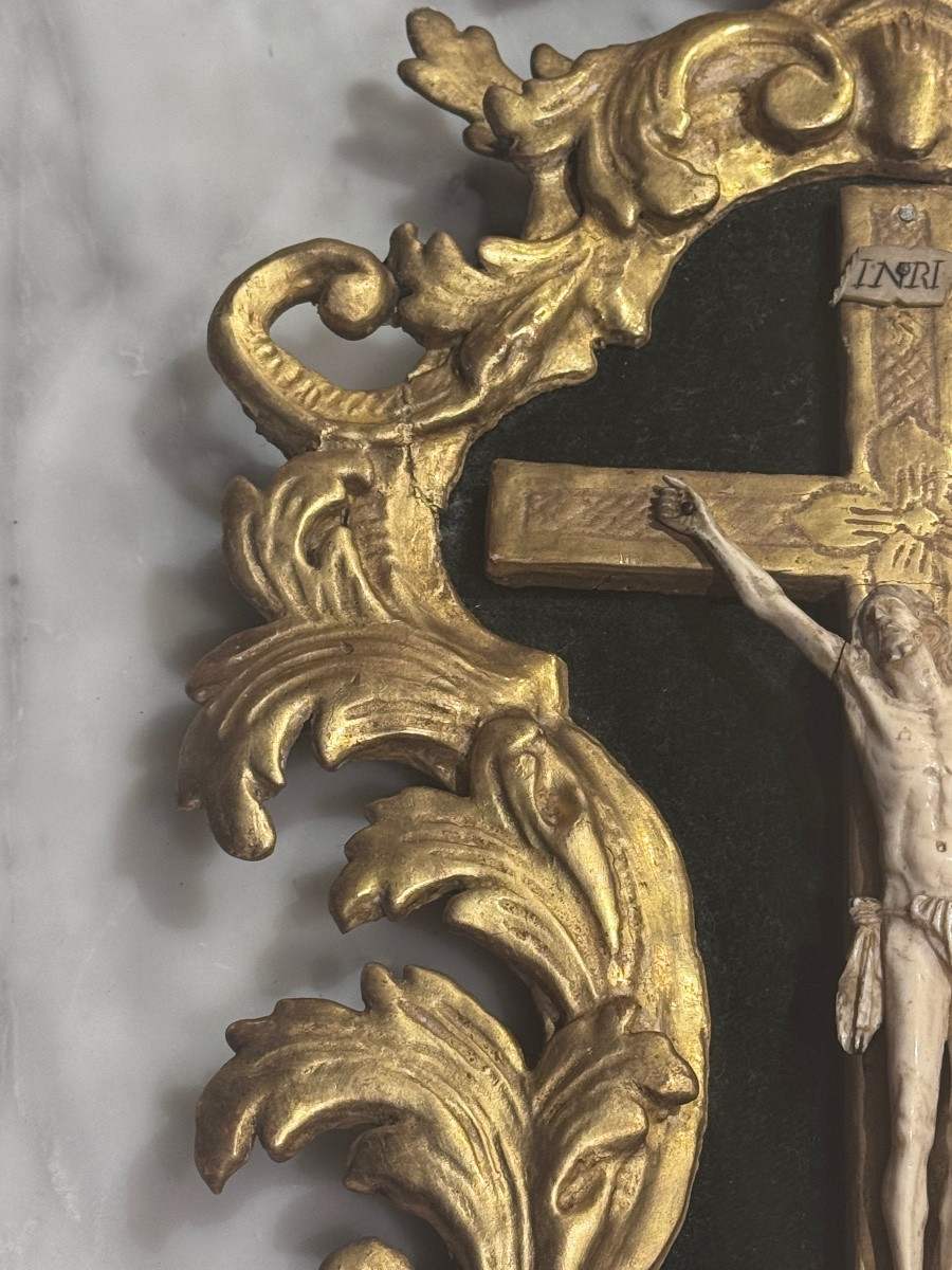 Crucifix d’époque Régence en bois sculpté et doré, Christ en ivoire – Début XVIIIe siècle .-photo-1