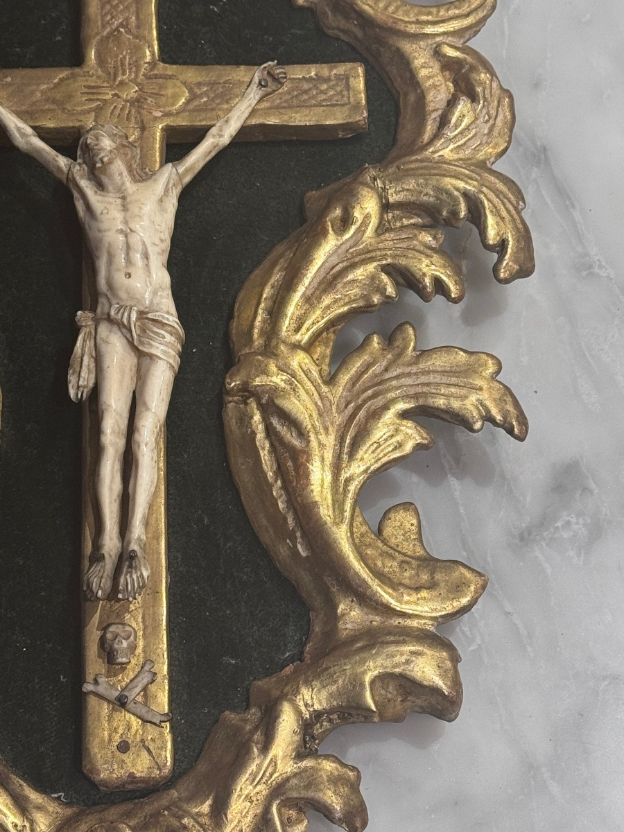Crucifix d’époque Régence en bois sculpté et doré, Christ en ivoire – Début XVIIIe siècle .-photo-2