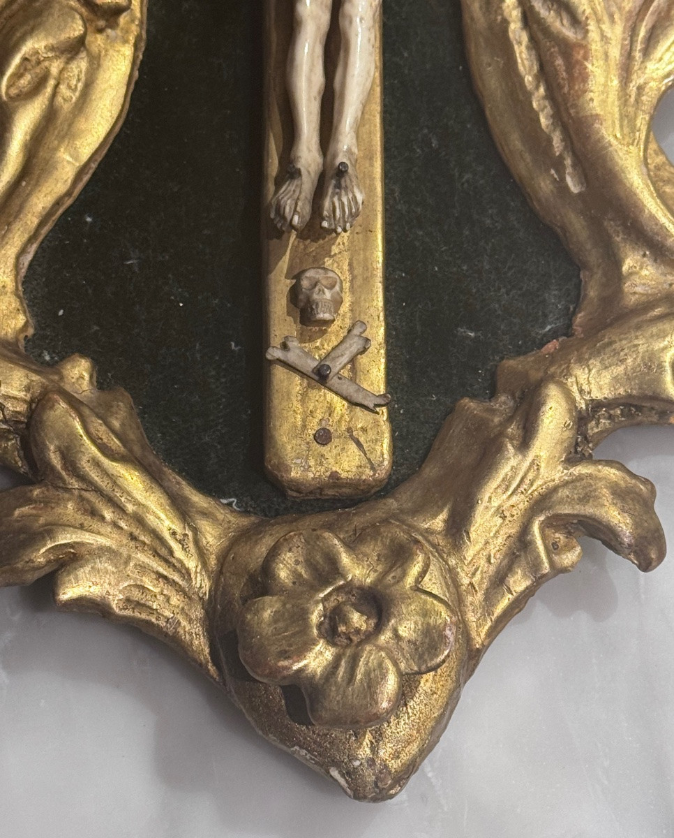 Crucifix d’époque Régence en bois sculpté et doré, Christ en ivoire – Début XVIIIe siècle .-photo-3
