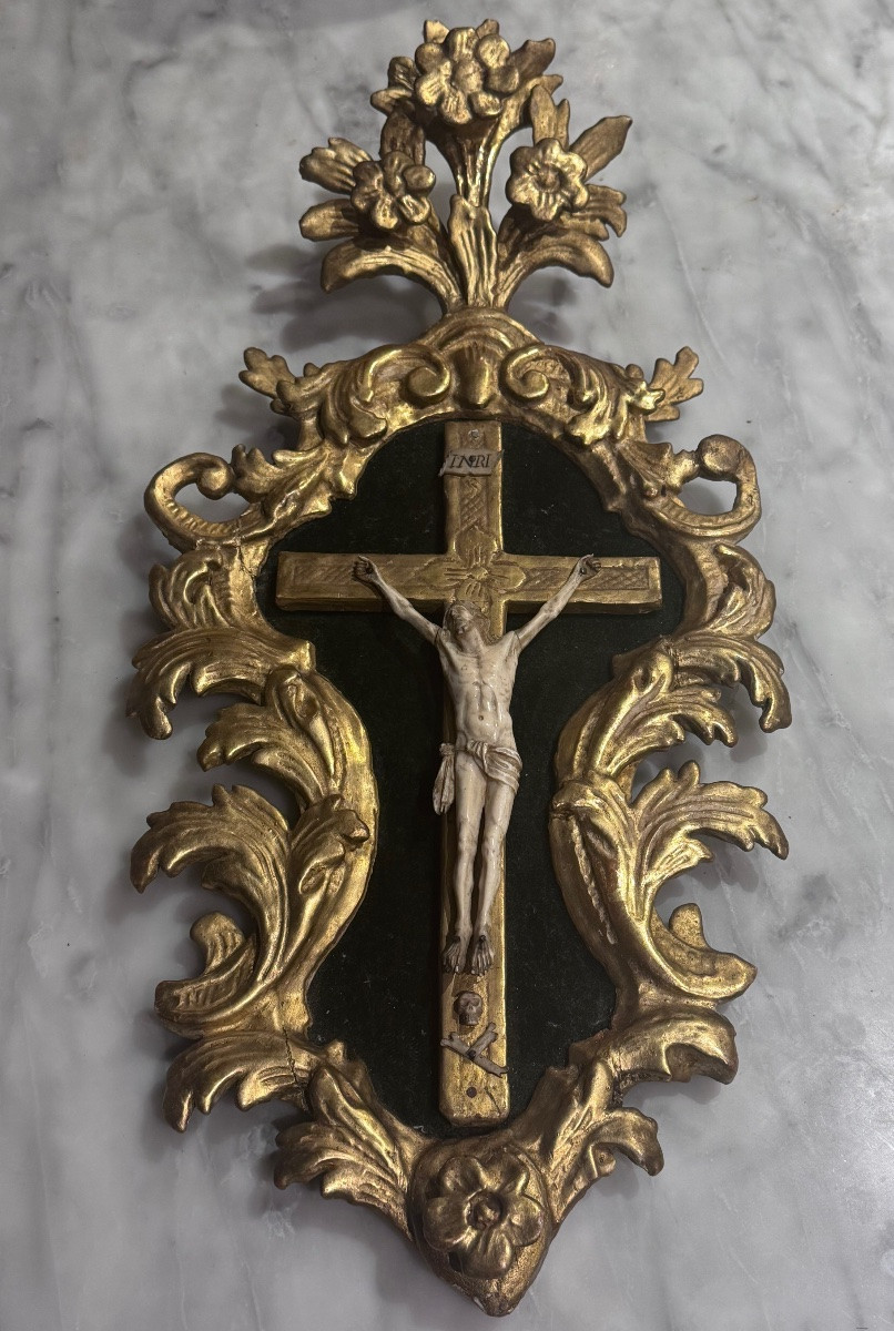 Crucifix d’époque Régence en bois sculpté et doré, Christ en ivoire – Début XVIIIe siècle .-photo-4