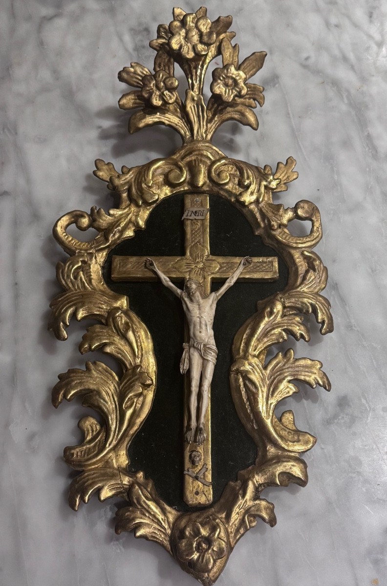Crucifix d’époque Régence en bois sculpté et doré, Christ en ivoire – Début XVIIIe siècle .