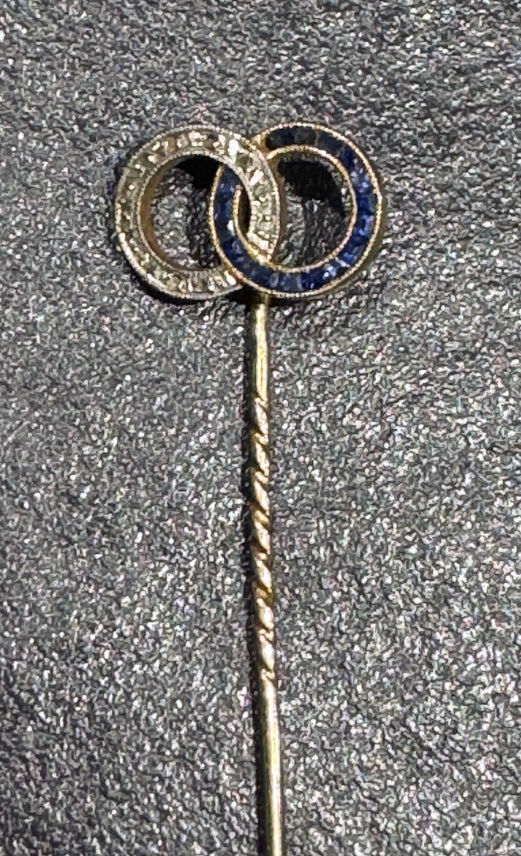Épingle à cravate en or 18 carats, double anneaux entrelacés sertis de diamants et saphirs –-photo-2