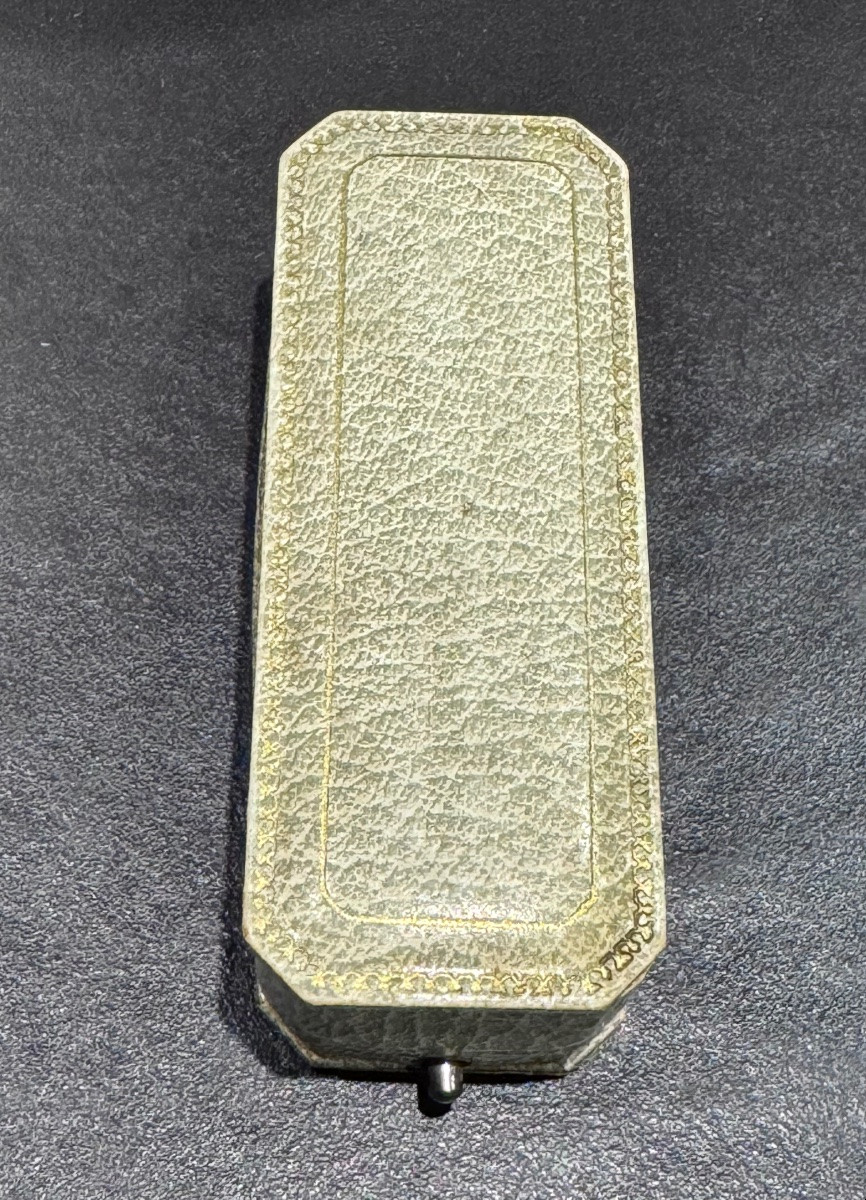 Épingle à cravate en or 18 carats, double anneaux entrelacés sertis de diamants et saphirs –-photo-1