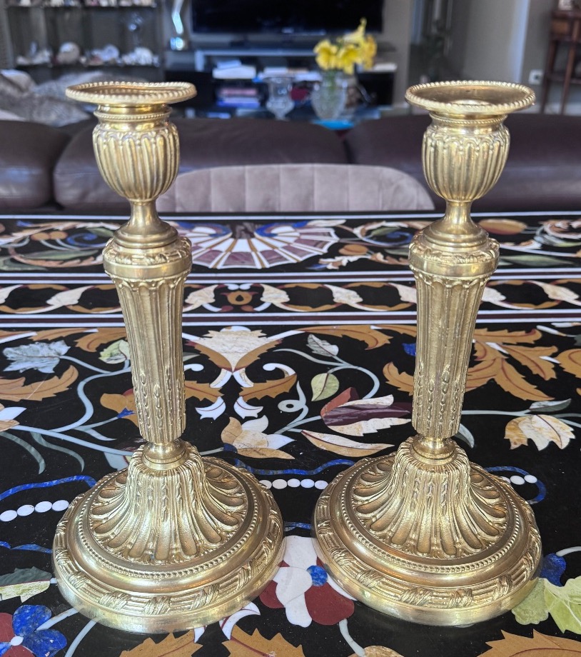 Paire de bougeoirs en bronze ciselé et doré – Époque Restauration, vers 1820-1830 .-photo-2