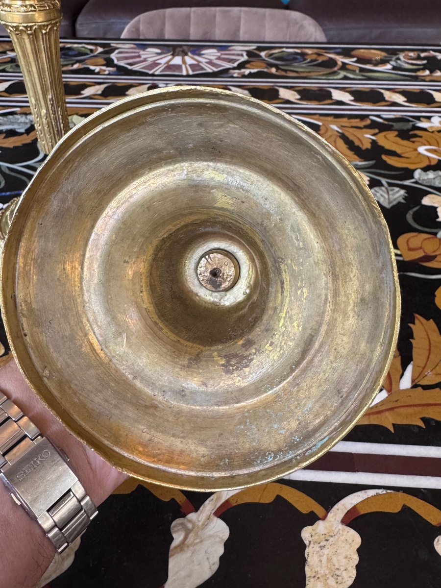 Paire de bougeoirs en bronze ciselé et doré – Époque Restauration, vers 1820-1830 .-photo-1