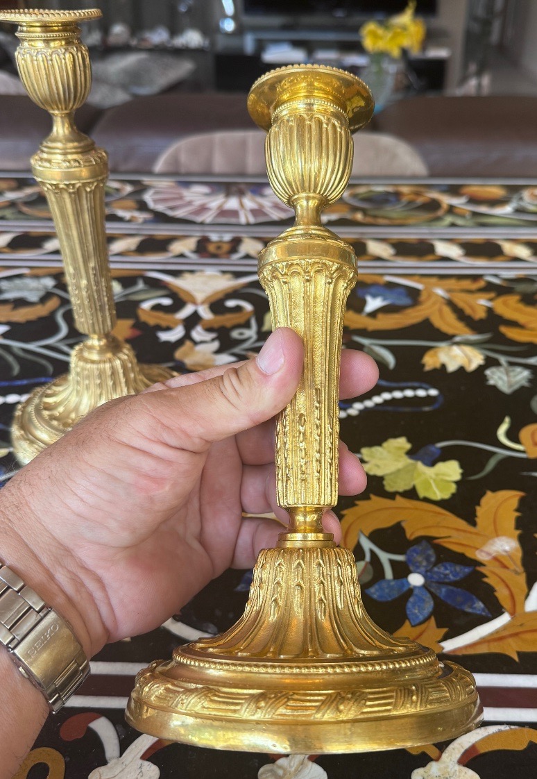 Paire de bougeoirs en bronze ciselé et doré – Époque Restauration, vers 1820-1830 .-photo-4