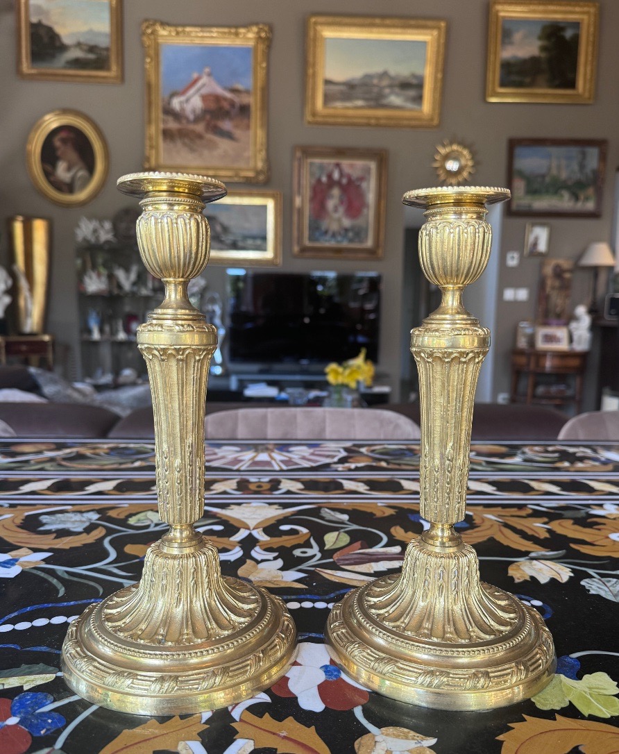 Paire de bougeoirs en bronze ciselé et doré – Époque Restauration, vers 1820-1830 .