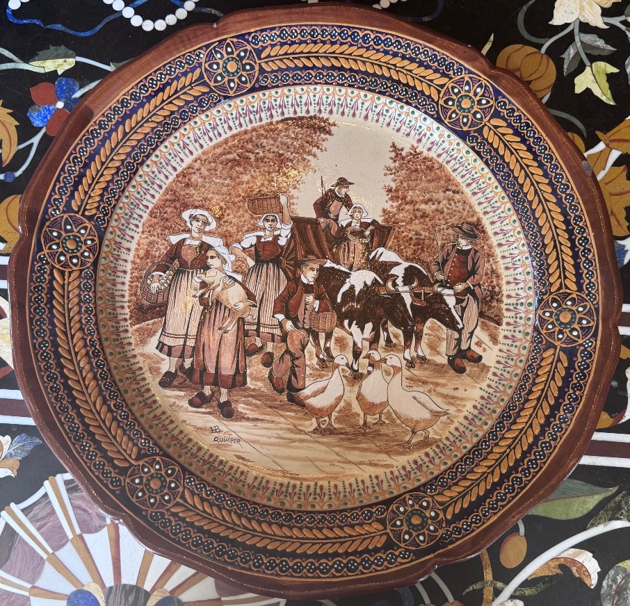 Grand plat décoratif HB Quimper – Scène bretonne d’après Théophile Deyrolle .