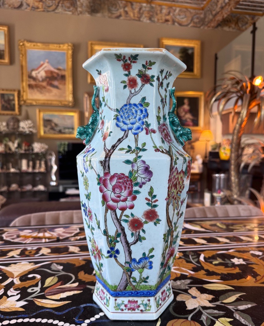 Grand vase balustre en porcelaine de Canton  Chine, dynastie Qing, fin du XIXᵉ siècle.