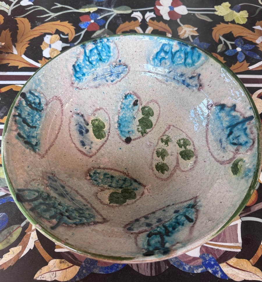Grande coupe en terre vernissée polychrome – Lyonnais ou Dauphiné – fin XVIe / début XVIIe 