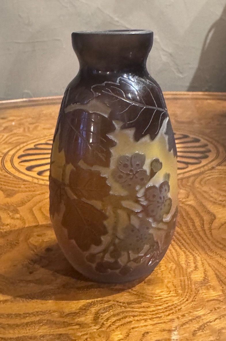 Émile Gallé (1846–1904) – Petit vase en verre multicouche à décor floral.