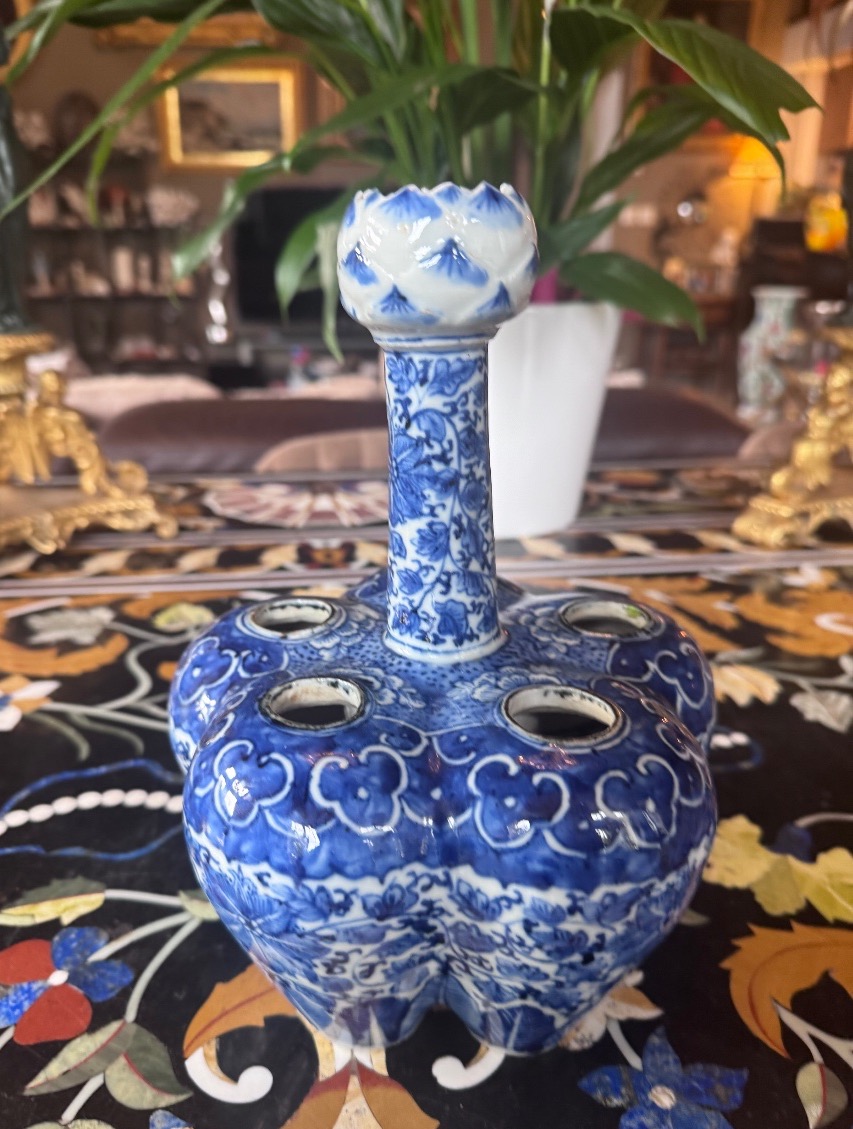 Blue-and-white Chinese Porcelain Vase – 19th Century, Qing Dynasty.