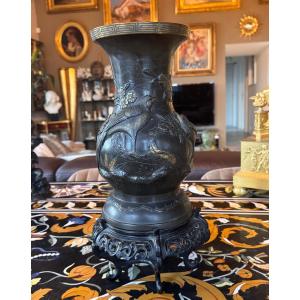 Vase japonais en bronze à décor d’oiseaux et fleurs  Japon, période Meiji (1868–1912)  